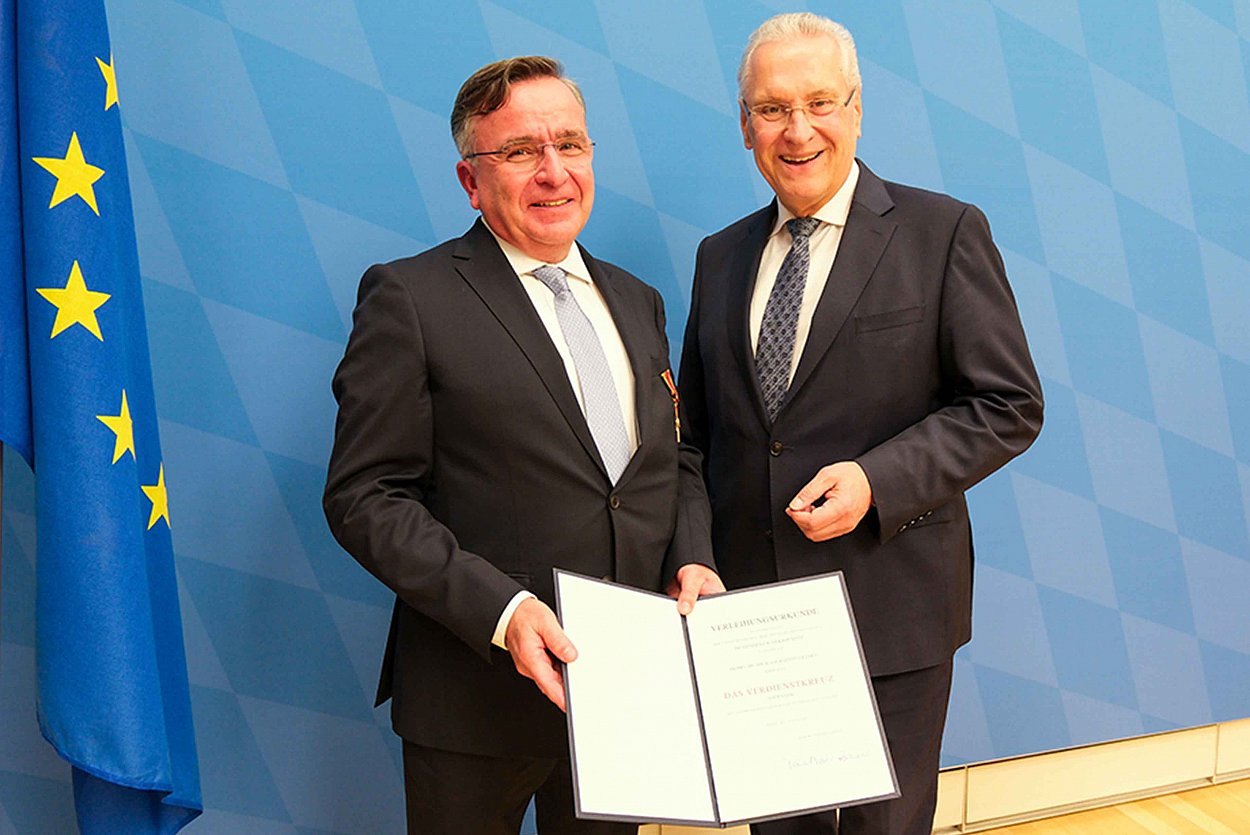 Bundesverdienstkreuz für Dr. Michael Bayeff-Filloff Foto: © Bayerisches Innenministerium 